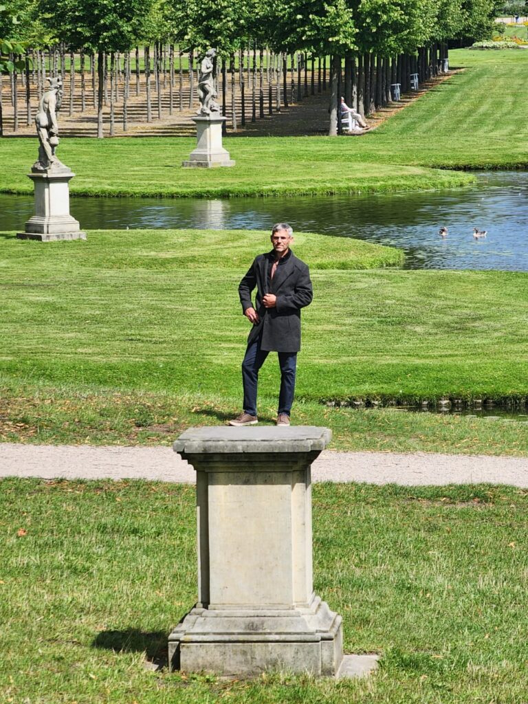 Thommi steht scheinbar auf einem Denkmal